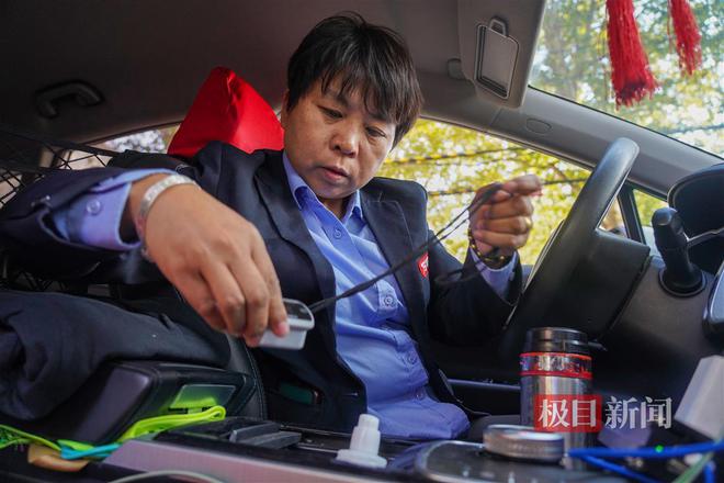 听障女孩跑网约车，挣五百才收工