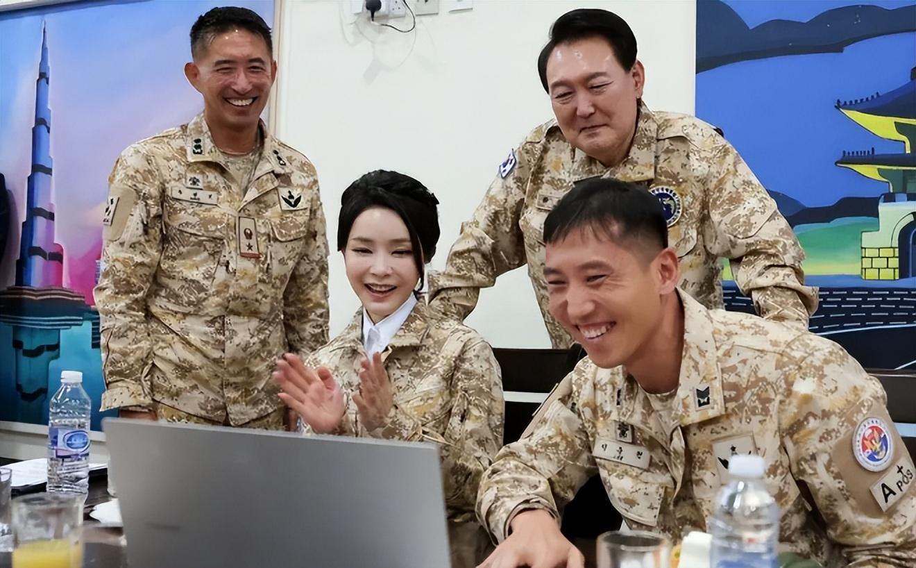 金建希坐轮椅出院，尹锡悦的暖心护送