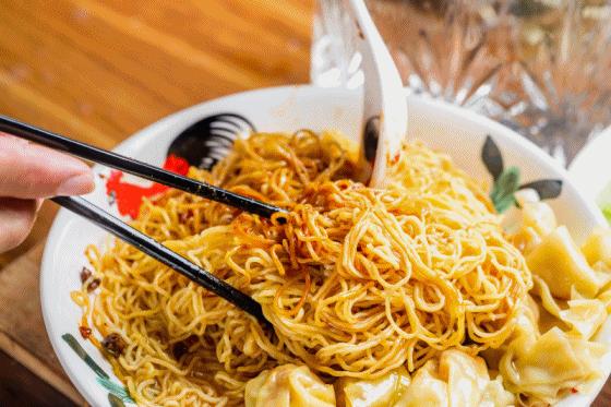 蔡澜开创的美食品牌官网变黑白，缅怀与致敬的符号