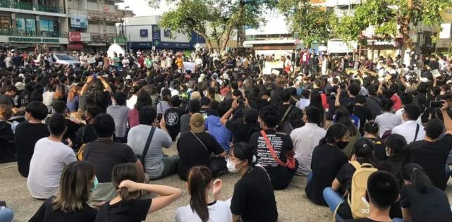 泰国曼谷数千人示威游行，要求总理辞职