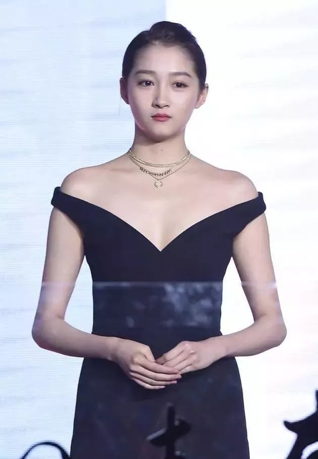 关晓彤给蒋欣颁奖激动落泪，星光背后的真挚情感
