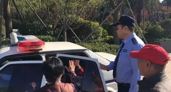 小学生在铁轨摆石头逼停高铁，危险行为，警钟长鸣